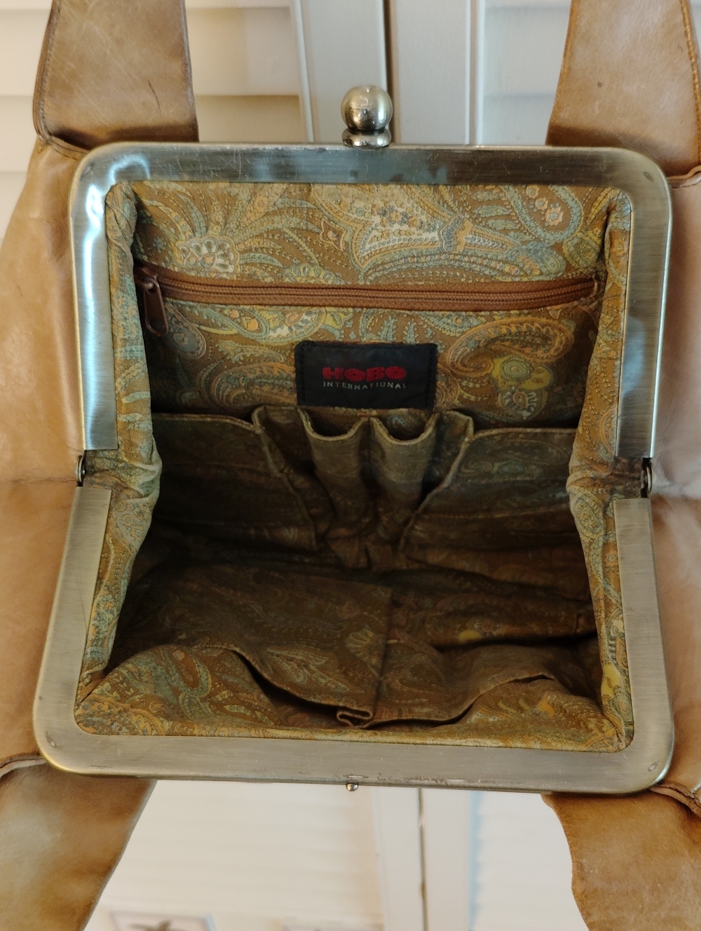 HOBO Soft Tan Leather Shoulder Bag - Picture 4 of 9